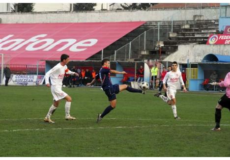 TALENTATUL. La cei 18 ani, Adrian Mărkuş s-a dovedit în acest campionat cel mai performant dintre jucătorii FC Bihor. Ambele goluri marcate în partida de sâmbătă au fost date de el, la doar 3 zile după ce a marcat unul dintre cele două goluri pentru Naţionala României Under 19, în meciul cu reprezentativa Elveţiei, încheiat cu 2-2. În imagine, lobul din minutul 42, care a consfinţit victoria împotriva devenilor